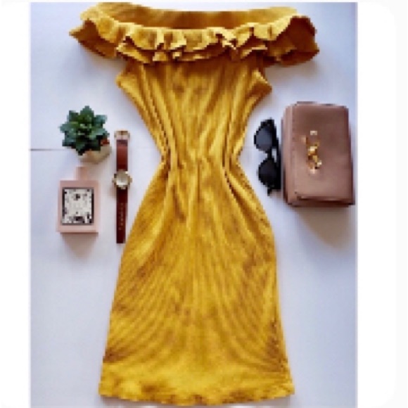 Dresses & Skirts - Short mustard yellow, off-shoulder body con dress